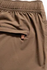 Short de baño marrón con bordado de enredadera en la pierna izquierda, cintura elástica con cordón ajustable, bolsillos laterales y bolsillo trasero con cierre.