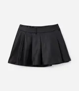 Minifalda negra de cuero sintético con pliegues, cintura alta y cierre con botón y cremallera.