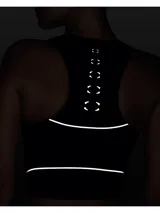 Musculosa deportiva Under Armour Halo Run para mujer, color azul marino con detalles en blanco. Diseño ajustado, con cierre frontal parcial y perforaciones para mayor transpirabilidad.