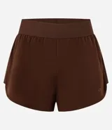 Short deportivo rosa claro, modelo runner, con cintura ancha elástica y bajo redondeado. Confeccionado en poliéster y elastano, con forro.
