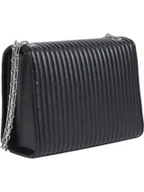 Cartera Calvin Klein negra con diseño acolchado, correa de cadena plateada y logo de la marca en el frente.