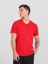 Camiseta de manga corta color rojo con cuello en V.