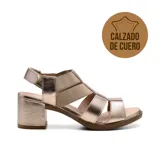 Sandalias de cuero color beige con tiras elásticas y taco cuadrado.