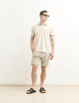 Bermuda de gabardina color gris oscuro, corte recto y largo a la rodilla.