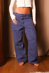 Jean de corte balloon color azul oscuro, con diseño holgado y tiro bajo.