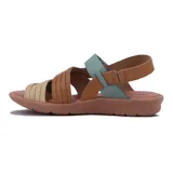 Sandalia casual de cuero color beige con dos tiras anchas sobre el empeine, pulsera con hebilla al tobillo y suela baja de goma.