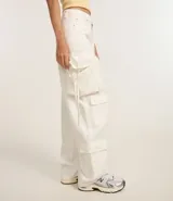Pantalón baggy de sarga color blanco, con trabillas en la cintura, bolsillos delanteros, traseros y laterales tipo cargo.