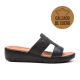 Sandalia casual de cuero negro con plataforma y tecnología Low Impact para absorción de impactos.