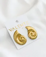 Par de aros dorados con forma de caracol.