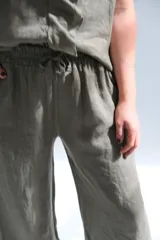 Pantalón palazzo verde seco de lino italiano, con cintura elastizada y cordón ajustable.