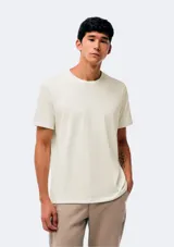 Remera básica de manga corta color gris claro, con cuello redondo.