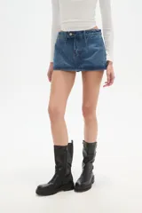 Falda mini de jean color azul, con pinzas en la parte delantera y cintura baja.