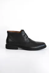 Bota de cuero color marrón oscuro, de caña media, con cordones y suela plana.