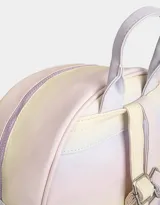 Mochila lila de cuerina con efecto acolchado y colgante de mariposa. Tiene correas regulables, manija superior, acceso con cierre superior y bolsillo frontal con cierre y tirador de goma en forma de mariposa.