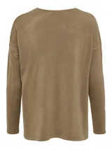 Sweater de punto color marrón tostado, con escote en V y calce ajustado. Presenta un tejido fino y suave.