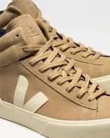 Zapatillas de caña alta color camel, con capellada de gamuza y logo lateral en color crema. Suela de goma color crema.