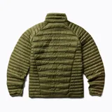 Campera negra con cierre frontal, cuello alto y logo de la marca en el pecho.