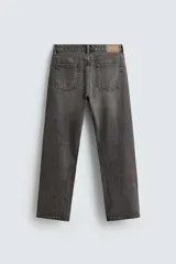 Pantalón de jean celeste de corte recto, con cinco bolsillos, efecto lavado y cierre frontal con botones.