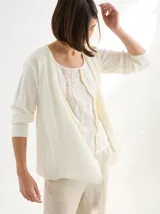 Saco abierto color blanco hueso, tejido de punto con textura combinada y mangas largas. Diseño liviano y de caída suave.