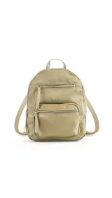 Mochila color beige de tafeta con doble apertura superior con cierre y tiradores metálicos. Incluye bolsillos internos, tres bolsillos con cierre metálico al frente y uno posterior. Asa corta de mano y correas para la espalda regulables.