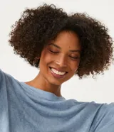 Blusa celeste de viscosa con cuello redondo, mangas largas y puños con botones.