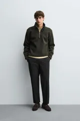 Pantalón regular fit color azul marino, confeccionado en tejido elástico. Cuenta con bolsillos frontales, bolsillos traseros de vivo con botón y cierre frontal con cremallera y botón.