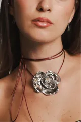 Gargantilla con cordón rojo ajustable y dije de rosa plateada.