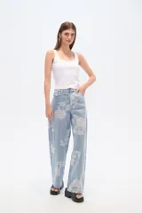 Pantalón de jean celeste con estampado de flores rosas, corte recto y tiro medio.