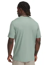 Remera deportiva verde militar de manga corta, con logo de Under Armour estampado en el pecho.