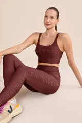 Top deportivo color bordó con breteles anchos y escote redondo. Presenta logo de la marca en el frente.