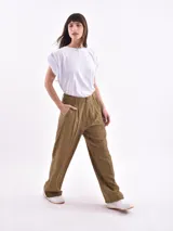 Pantalón de vestir color oliva, de corte amplio y tiro alto, con pinzas en la cintura y textura arrugada.