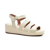 Sandalias de cuero color crudo con plataforma y tiras horizontales.