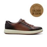 Zapato casual de cuero color marrón con cordones, suela blanca y logo de la marca en el lateral.