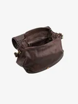 Cartera bandolera de cuero color marrón oscuro con solapa tramada y asa regulable.