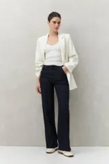 Pantalón de jean negro de corte recto y tiro medio.