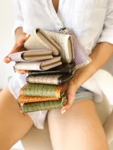 Billetera pequeña de cuero color beige con cierre metálico y monedero interno.