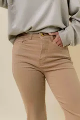 Jean blanco de tiro medio-alto, calce recto y largo al tobillo.