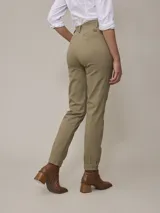 Pantalón bombacha de sarga color azul con pinzas en la cintura y bolsillos laterales.