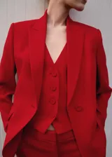 Chaleco de vestir rojo con escote en V y cierre frontal con botones.