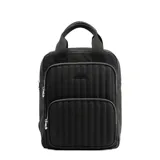 Mochila negra de cuero sintético con diseño acolchado vertical, doble asa de mano y correas regulables. Tiene dos bolsillos externos con cierre, un compartimento principal con cierre, un bolsillo interno con cierre y dos bolsillos internos abiertos.