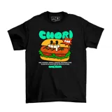 Remera negra de algodón con estampa de un choripán de estilo caricaturesco y la frase 'Pan, lechuga, tomate, chorizo, mayonesa y pan. Al que no le guste que se vaya pa la casa'.