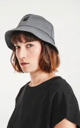 Gorro tipo piluso color gris oscuro con logo bordado en negro.