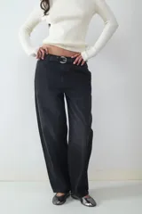 Pantalón jean negro de tiro medio, corte recto y estilo skater.