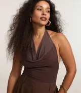 Body marrón de tule con escote drapeado, frente única y espalda descubierta.