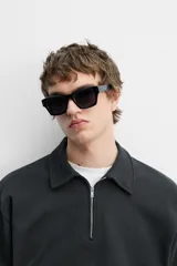 Sudadera negra de algodón con cuello polo y cierre de cremallera.