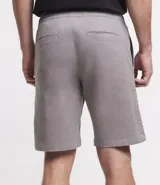 Bermuda recta de sarga color gris claro, con cintura elástica y cordón de ajuste. Presenta bolsillos laterales y traseros.