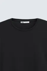 Camiseta marrón de corte slim fit, confeccionada en tejido de algodón con elasticidad, cuello redondo y manga corta.