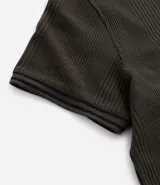 Remera polo blanca de media malla texturizada a rayas, corte regular, con cuello y mangas cortas en ribana con detalle contrastante en negro.