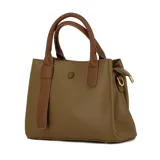 Cartera marrón con textura granulada, doble asa corta y correa larga desmontable.