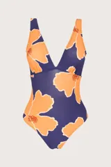 Traje de baño entero con estampado de flores color naranja sobre fondo azul, escote en V profundo, espalda descubierta y cobertura media.